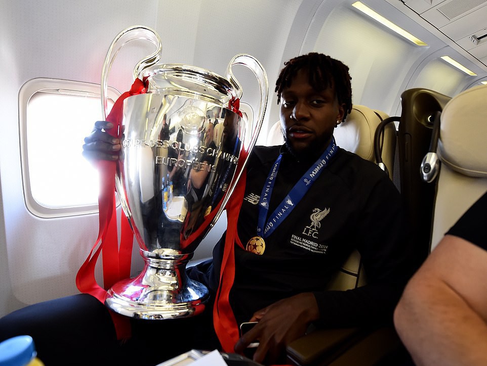 Triệu fan Liverpool nhuộm đỏ th&agrave;nh phố, h&aacute;o hức đ&oacute;n c&uacute;p ch&acirc;u &Acirc;u - Ảnh 6.