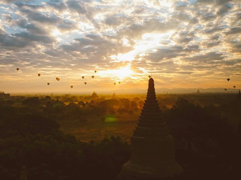 Tiếng v&oacute; ngựa len lỏi giữa những khu đền ở Myanmar - Ảnh 2.