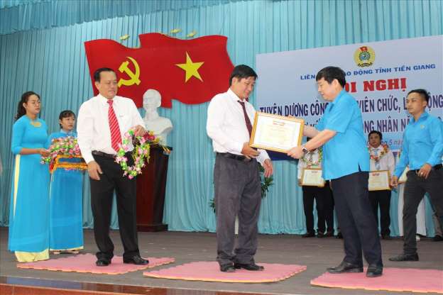 TIỀN GIANG: Hơn 1,6 tỉ đồng chăm lo cho đoàn viên và người lao động