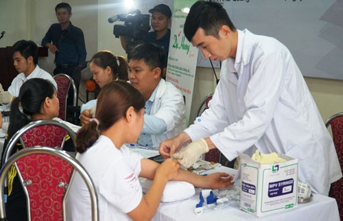 VĨNH PHÚC: Khám và tư vấn sức khỏe miễn phí cho công nhân