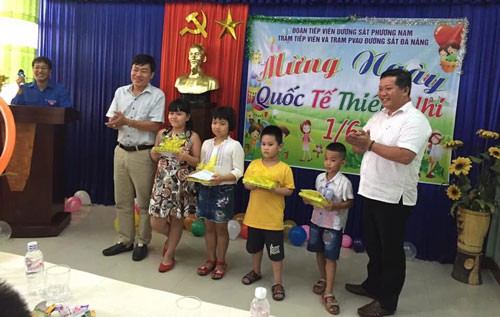 CÔNG ĐOÀN ĐOÀN TIẾP VIÊN ĐƯỜNG SẮT PHƯƠNG NAM: Khen thưởng con của nhân viên vượt khó, học giỏi