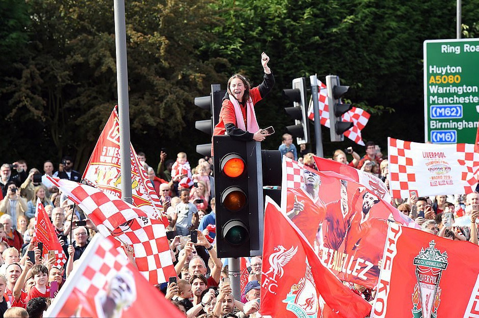 Triệu fan Liverpool nhuộm đỏ th&agrave;nh phố, h&aacute;o hức đ&oacute;n c&uacute;p ch&acirc;u &Acirc;u - Ảnh 16.