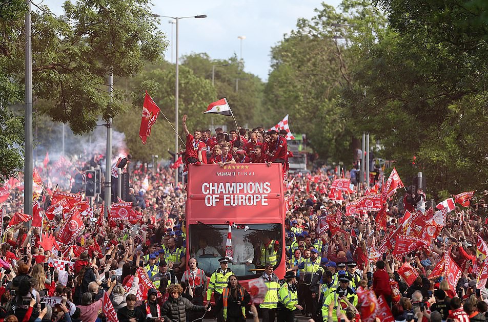 Triệu fan Liverpool nhuộm đỏ th&agrave;nh phố, h&aacute;o hức đ&oacute;n c&uacute;p ch&acirc;u &Acirc;u - Ảnh 20.