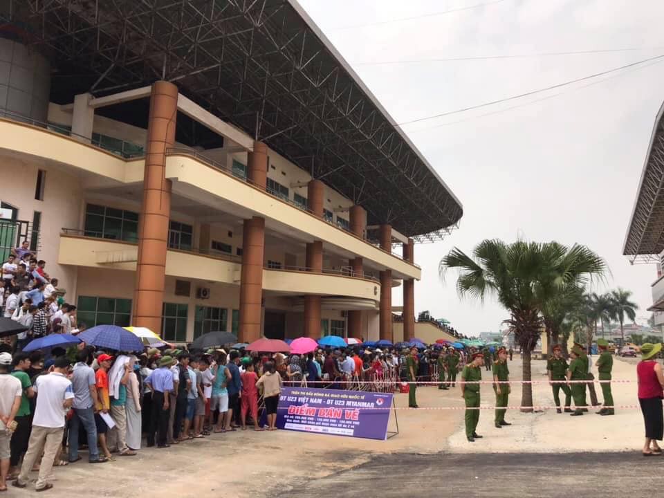 Người d&acirc;n Ph&uacute; Thọ xếp h&agrave;ng mua v&eacute; xem U23 Việt Nam đ&aacute; Myanmar - Ảnh 1.