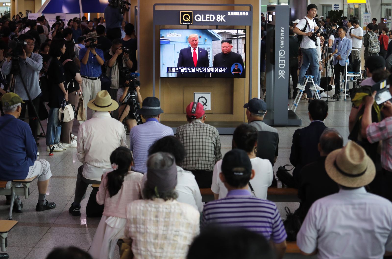 Toàn cảnh chuyến thăm của ông Trump tới DMZ - Ảnh 7.