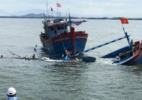 Cứu 8 người bị chìm tàu trên biển