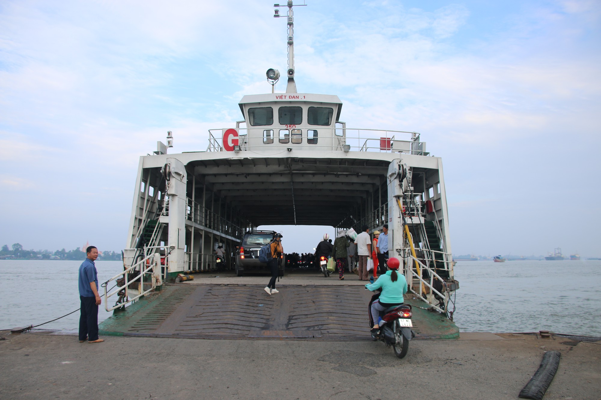 Những hình ảnh xúc động từ chuyến cuối cùng ở phà Vàm Cống - Ảnh 1.
