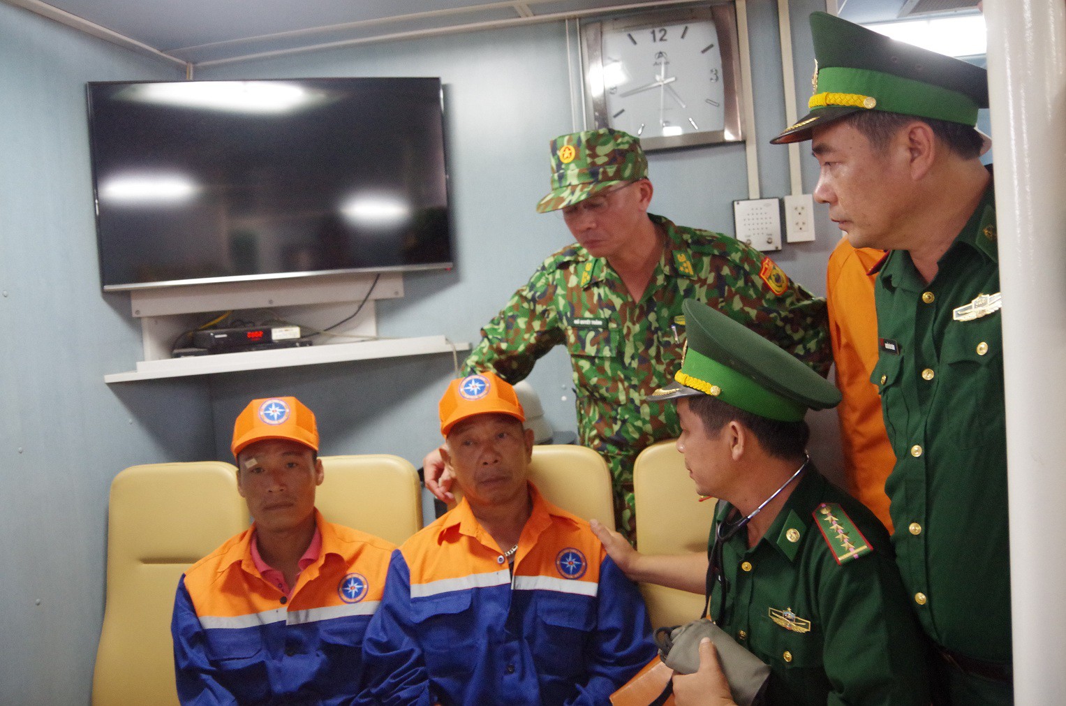 Vụ ch&igrave;m t&agrave;u ở biển Bạch Long Vĩ: Đưa thi thể thuyền vi&ecirc;n gặp nạn về qu&ecirc; mai t&aacute;ng - Ảnh 2.