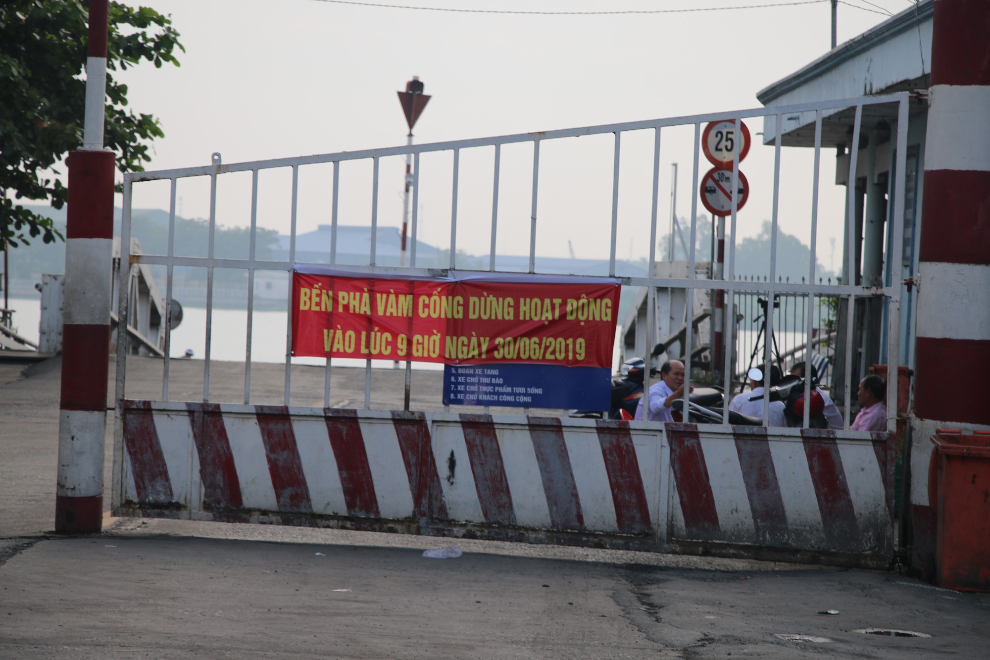 Những hình ảnh xúc động từ chuyến cuối cùng ở phà Vàm Cống - Ảnh 8.