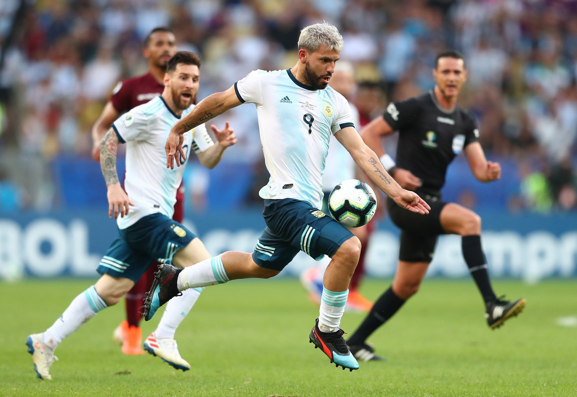 Cú sốc Uruguay và hội chứng VAR
