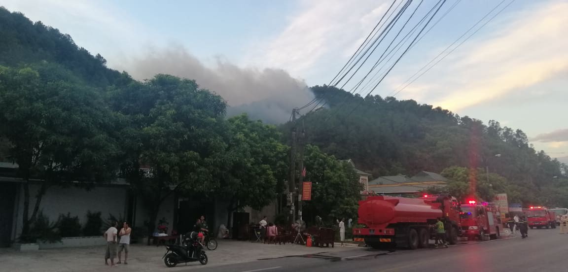 Ch&aacute;y rừng kinh ho&agrave;ng ở H&agrave; Tĩnh: Lập chốt chặn tr&ecirc;n QL 1A cũ, sơ t&aacute;n d&acirc;n - Ảnh 12.