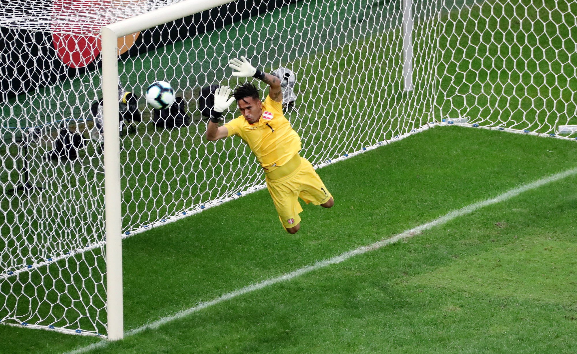 Kh&ocirc;ng s&uacute;t c&uacute; n&agrave;o vẫn v&agrave;o b&aacute;n kết, Peru g&acirc;y n&aacute;o loạn Copa America - Ảnh 2.