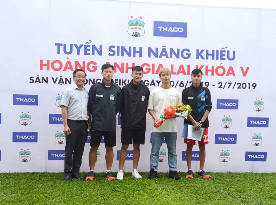 Thí sinh nhí bao vây Công Phượng trong ngày thi tuyển vào Học viện HAGL JMG - Ảnh 1.