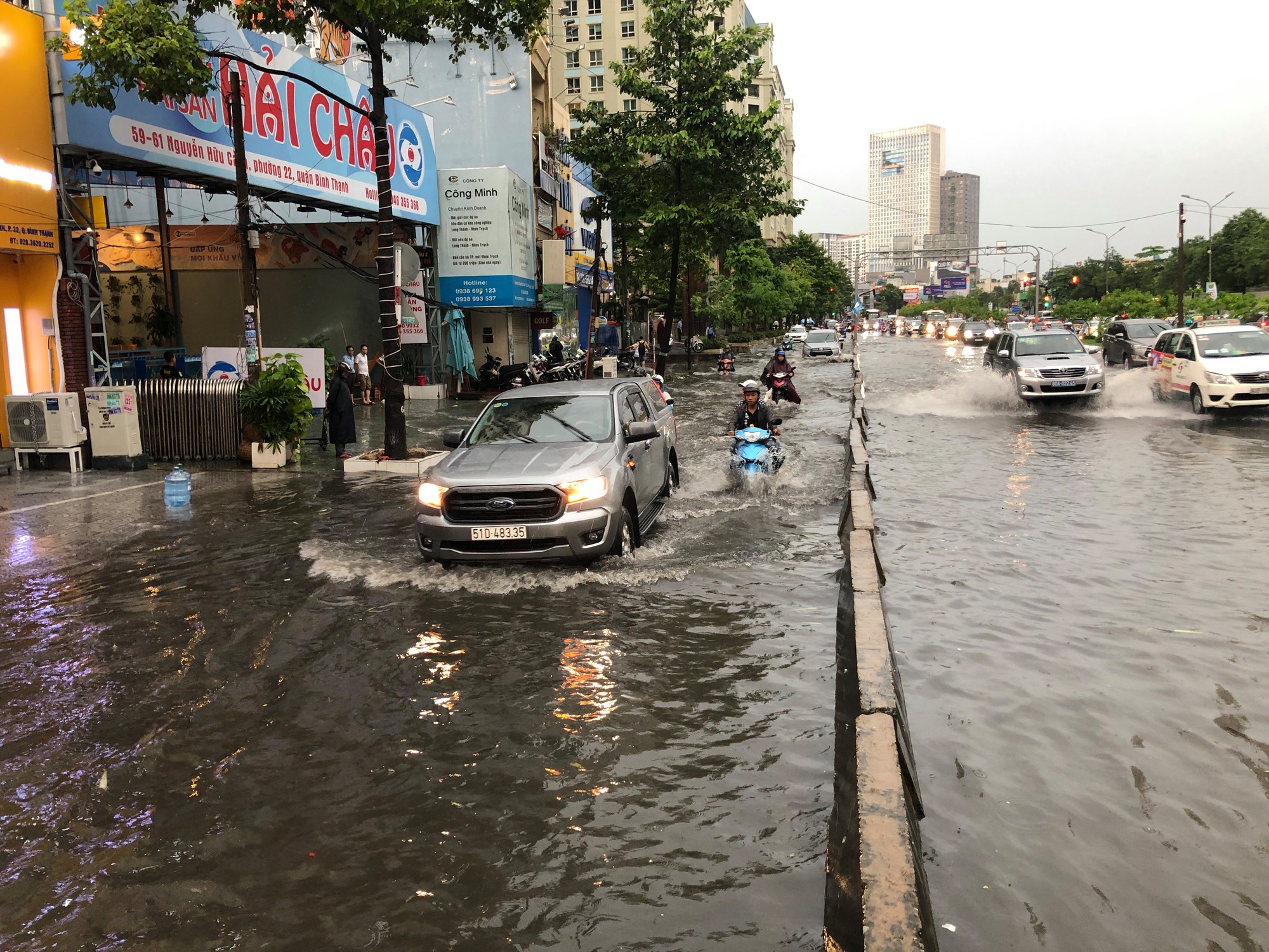 TP HCM: Đường lại thành sông sau trận mưa lớn