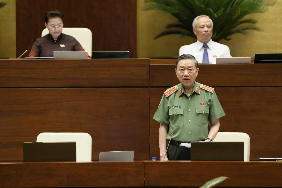 Bộ trưởng Bộ C&ocirc;ng an T&ocirc; L&acirc;m trả lời chất vấn trước Quốc hội - Ảnh 1.