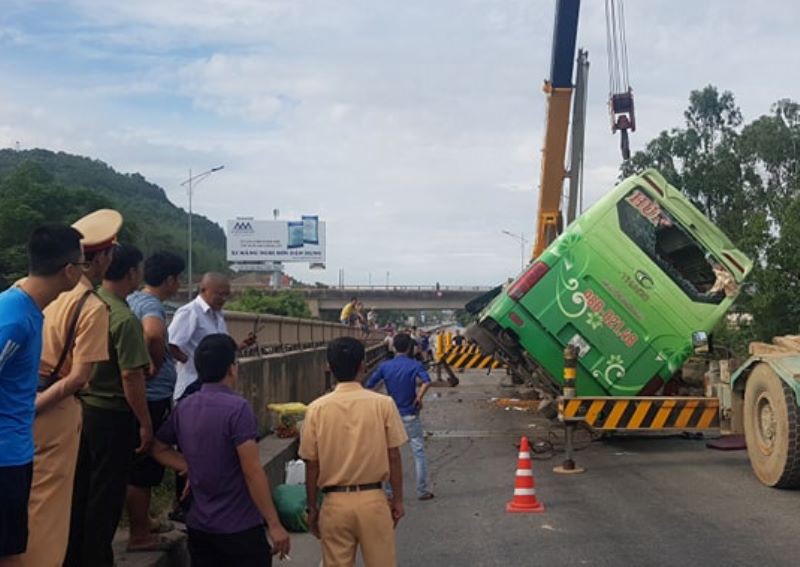 Xe khách bất ngờ lao xuống sông, nhiều người thương vong