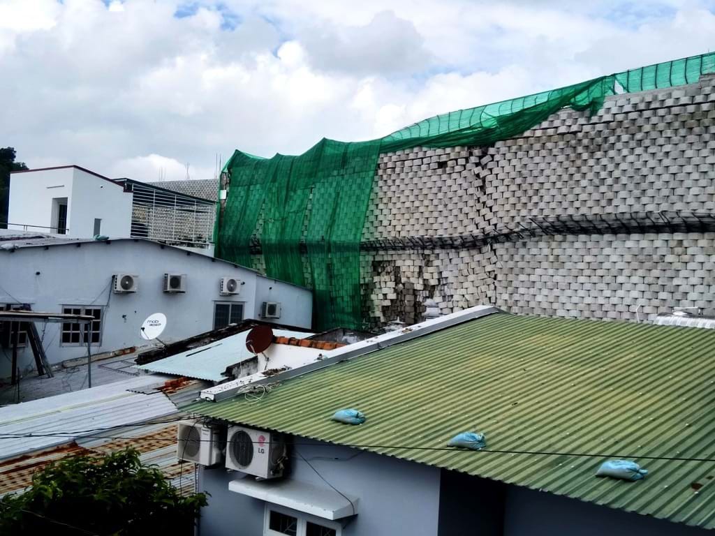 Phía sau những bức tường