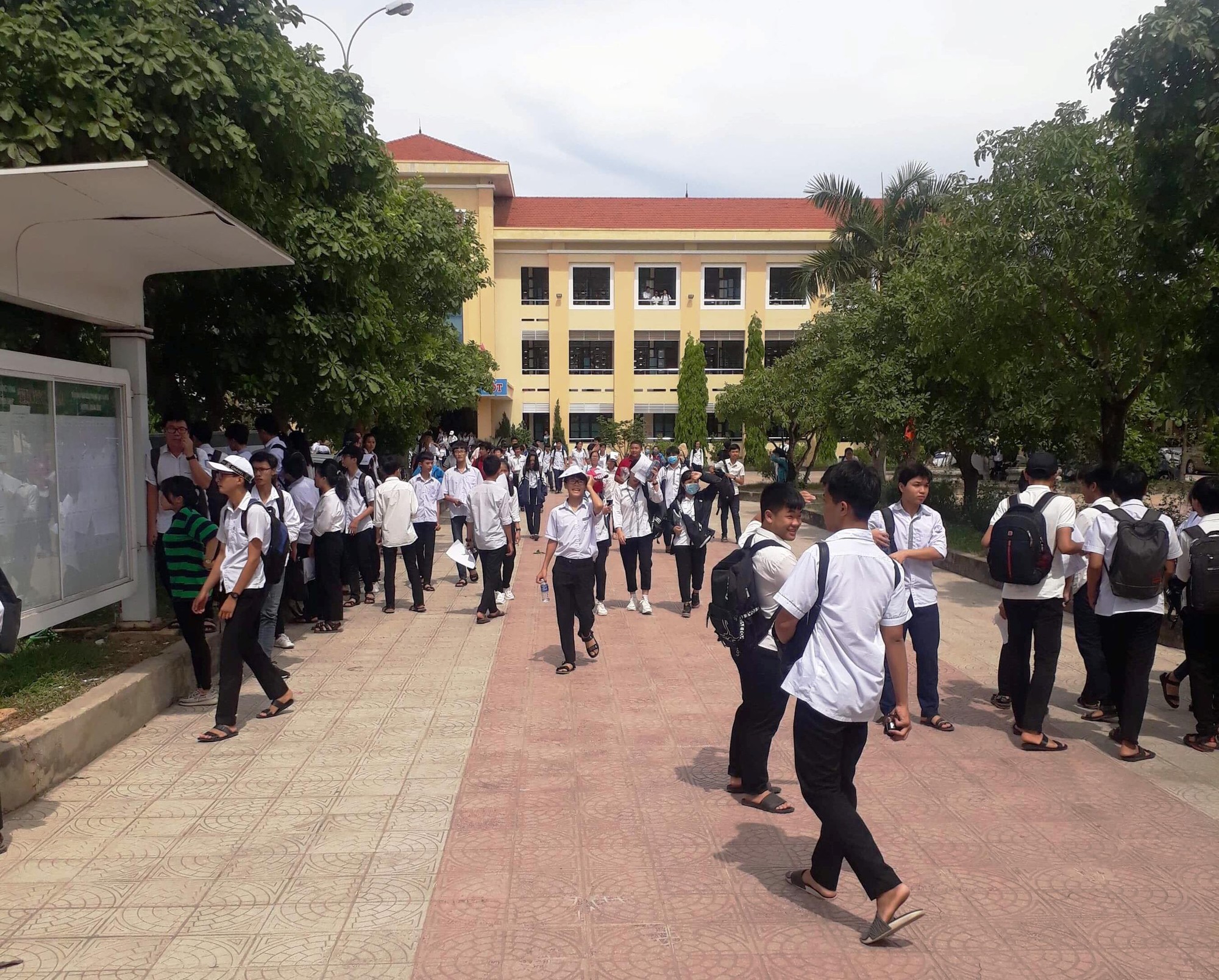 Đình chỉ 2 cán bộ coi thi vì ký nhầm trên bài làm của 24 thí sinh