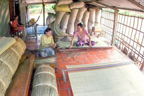 Về Nga Sơn mua một đôi chiếu; tới Hà Trung ăn mía đường chèo