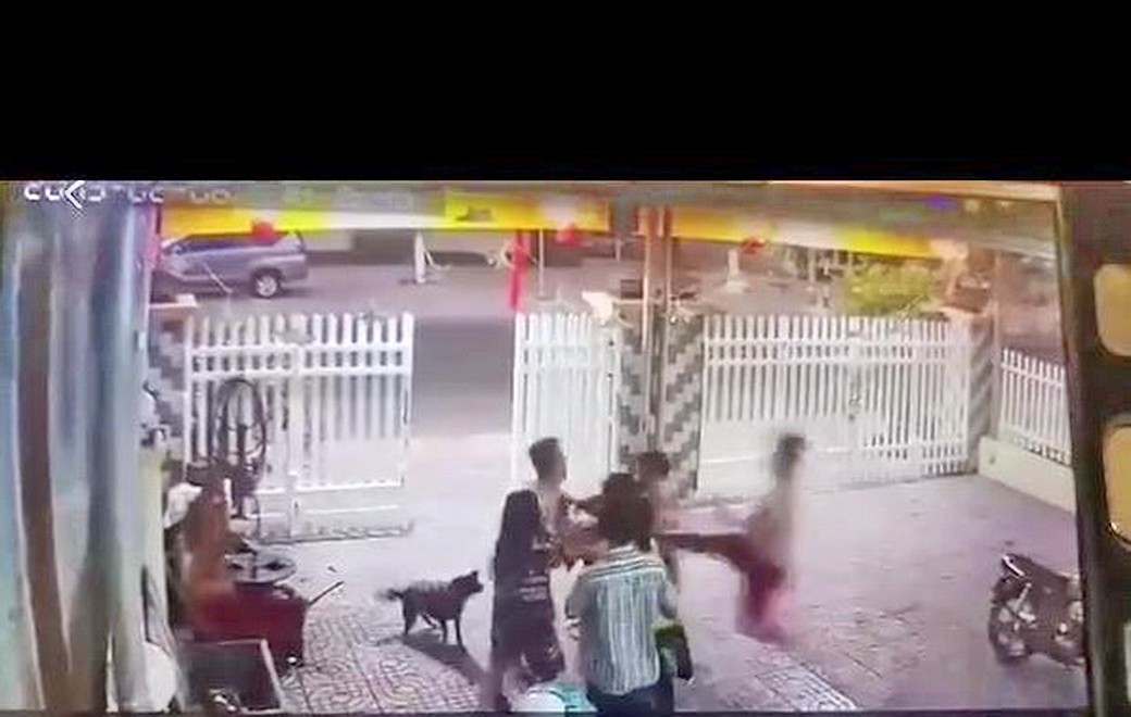 Khởi tố 2 cựu chiến sĩ công an đánh hàng xóm nhập viện