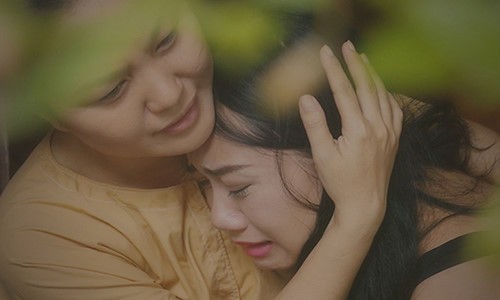 Con g&aacute;i ph&aacute;t hiện ba xưng chồng với phụ nữ lạ trong điện thoại - Ảnh 2.