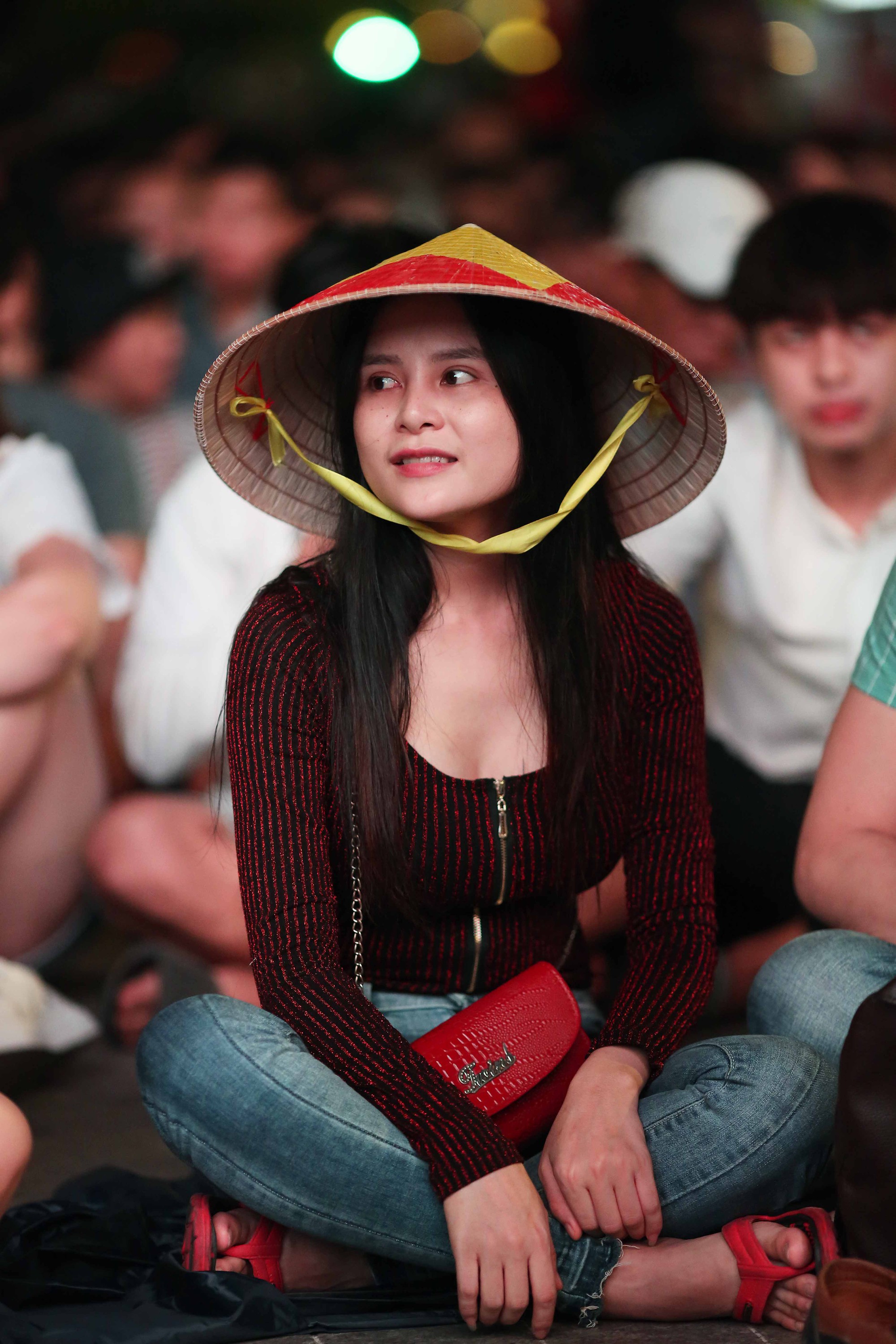 Hàng ngàn CĐV “nổ tung” cảm xúc khi Việt Nam ghi bàn hạ Thái Lan - Ảnh 5.