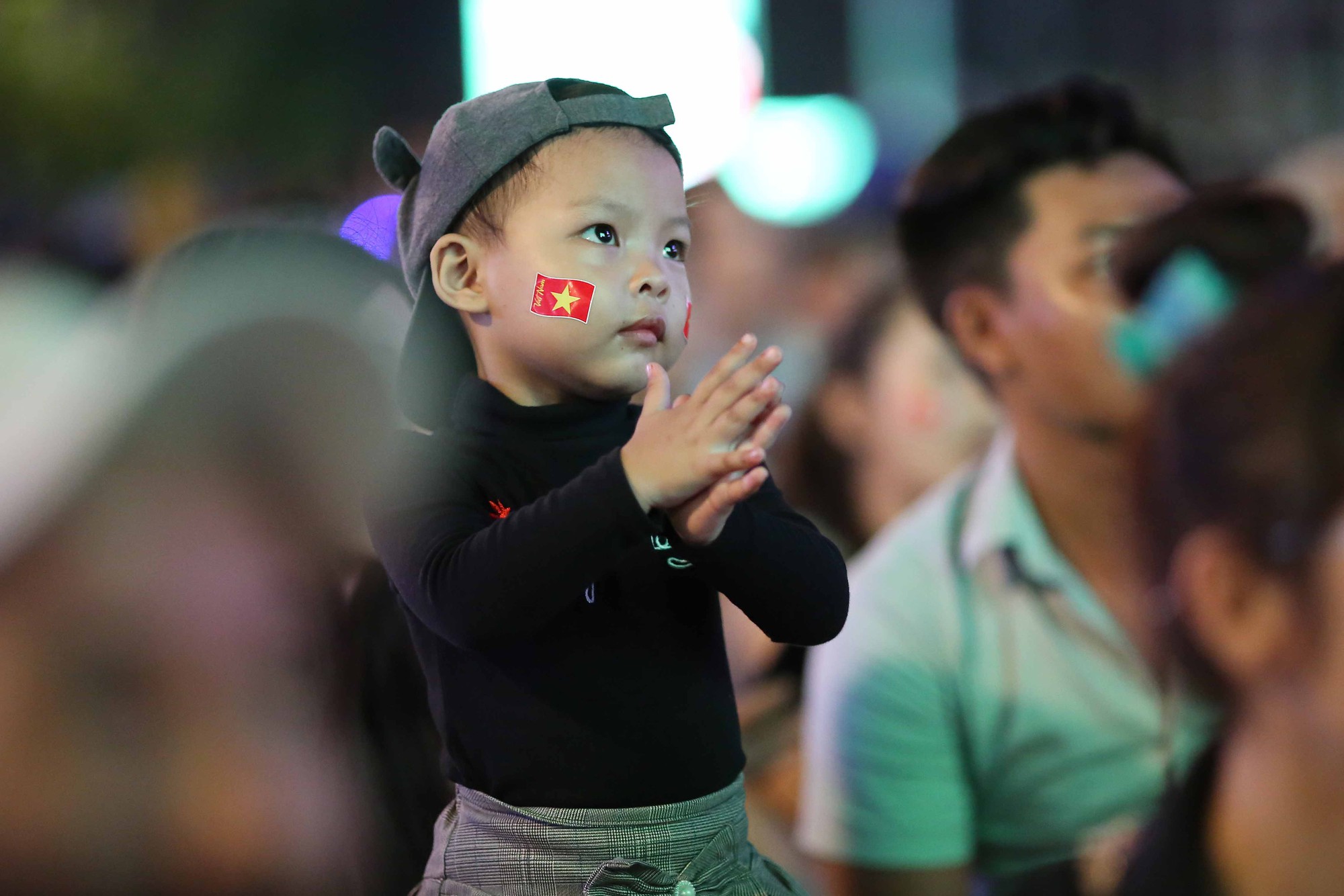 Hàng ngàn CĐV “nổ tung” cảm xúc khi Việt Nam ghi bàn hạ Thái Lan - Ảnh 6.