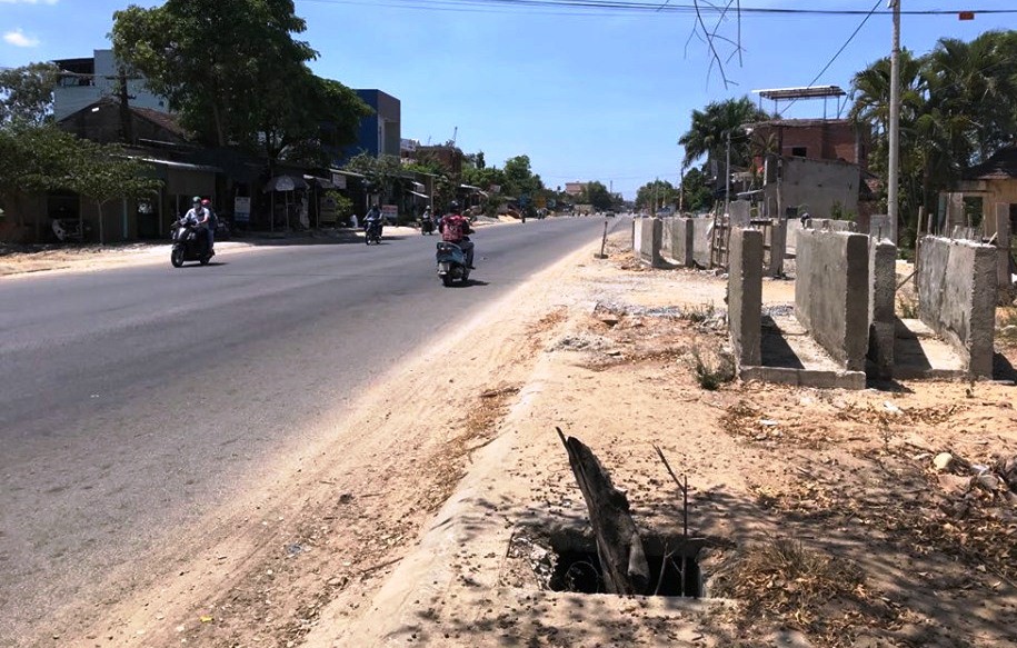 Bao giờ hết cảnh bầy hầy trên Quốc lộ 1 qua Quảng Ngãi ? - Ảnh 6.