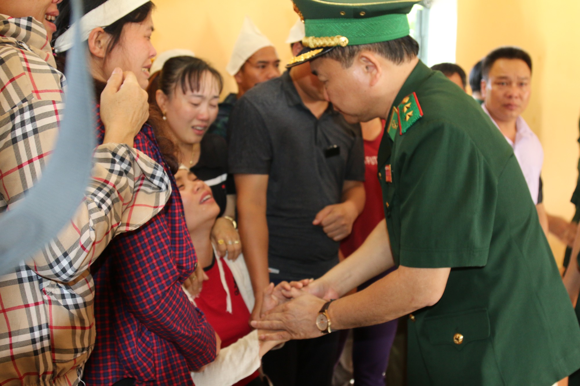 2 con nhỏ của thiếu tá biên phòng hy sinh khi vây bắt tội phạm ma túy được đỡ đầu