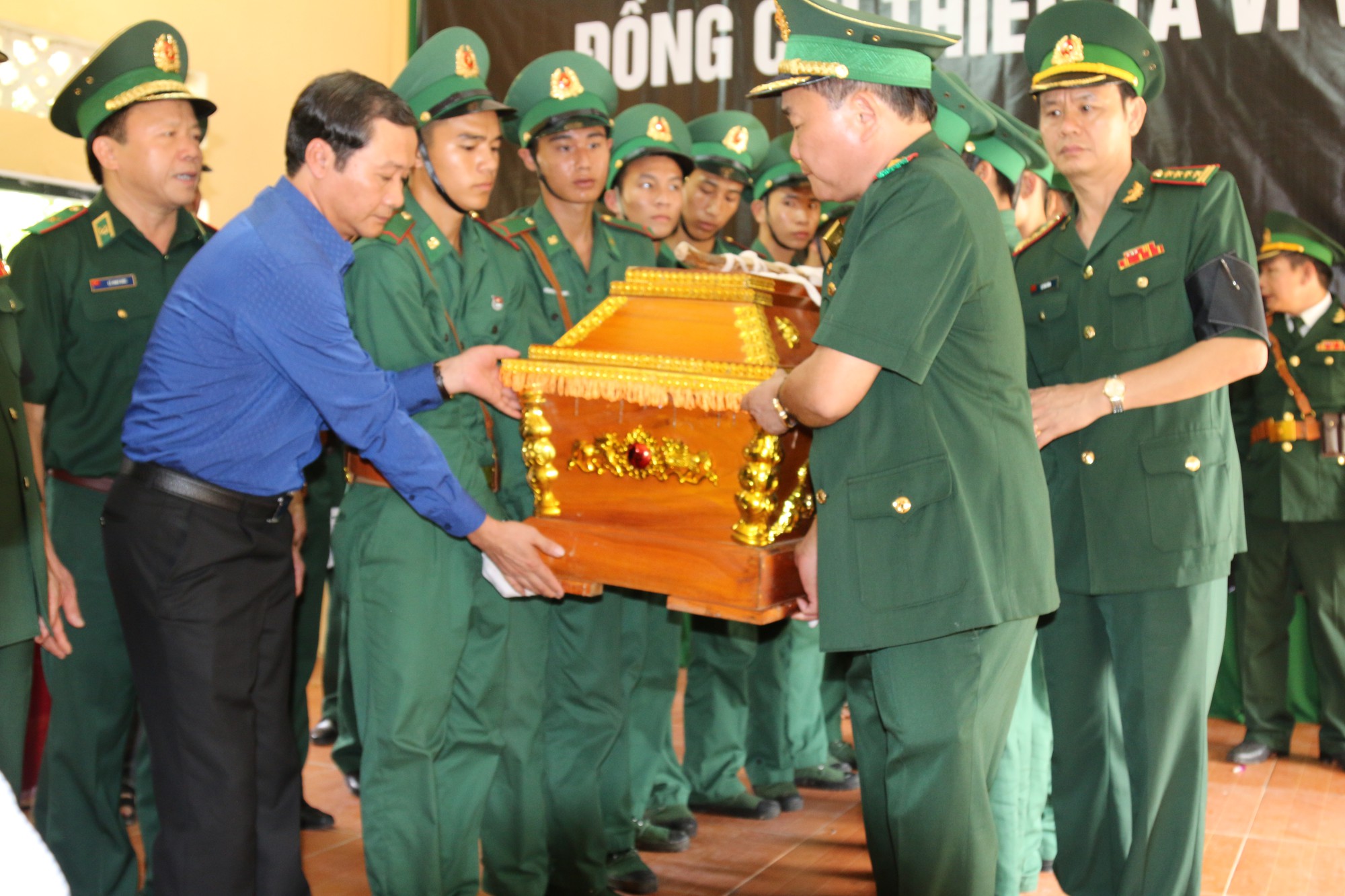 2 con nhỏ của thiếu tá biên phòng hy sinh khi vây bắt tội phạm ma túy được nhận đỡ đầu - Ảnh 1.