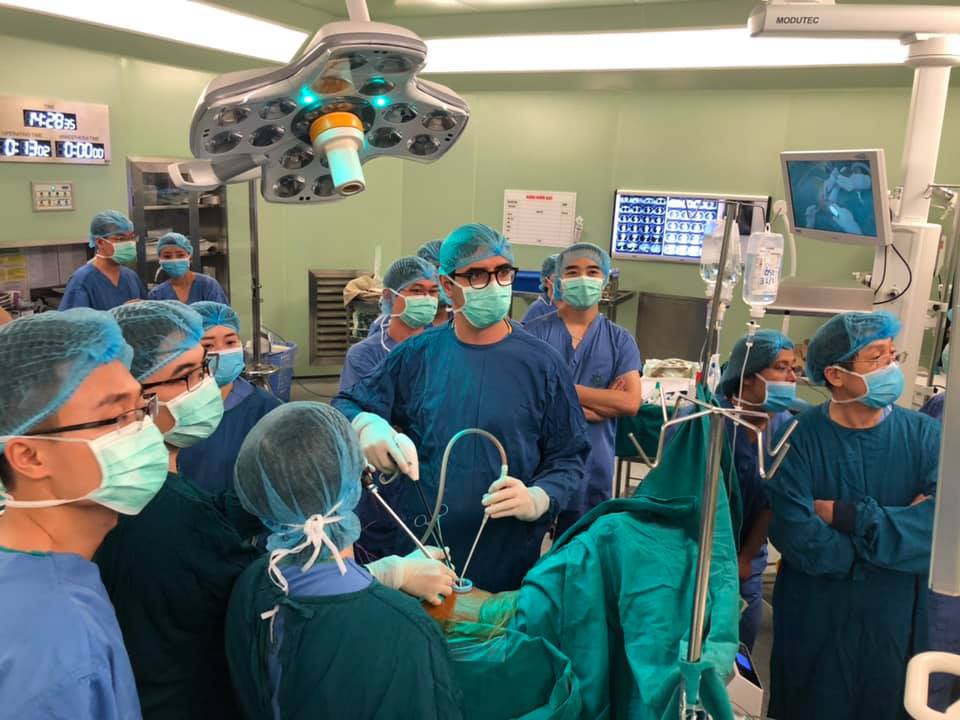 Lần đầu ti&ecirc;n nội soi lồng ngực cắt th&ugrave;y phổi một đường rạch - Ảnh 1.