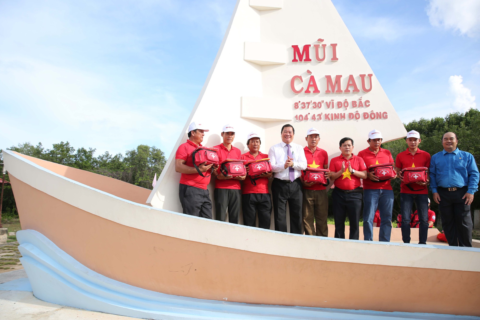 Một triệu lá cờ Tổ quốc cùng ngư dân bám biển: Biểu hiện của sức mạnh đoàn kết toàn dân
