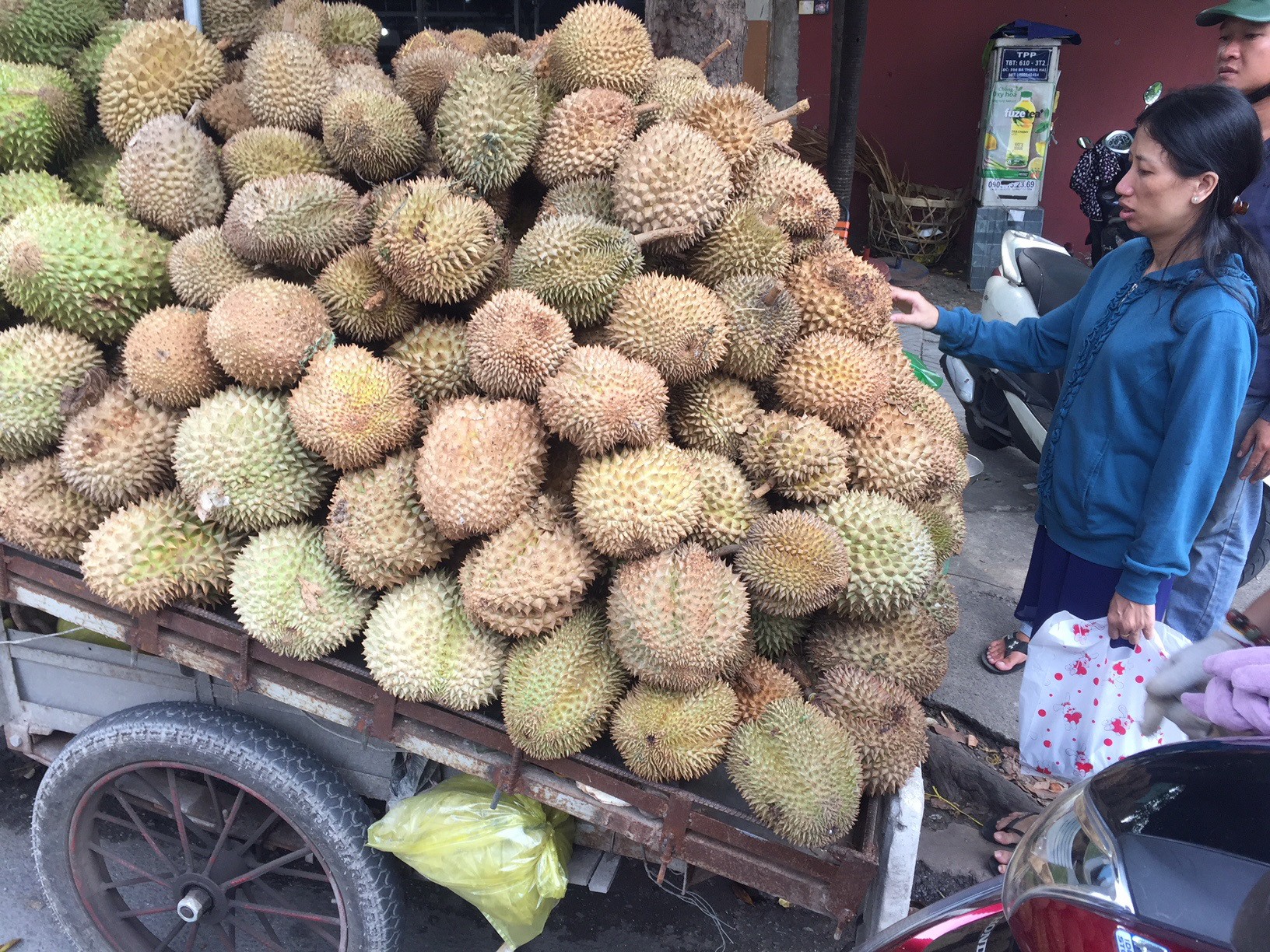 Sầu riêng rừng Campuchia rao 10.000 đồng nhưng bán tới 60.000 đồng/kg