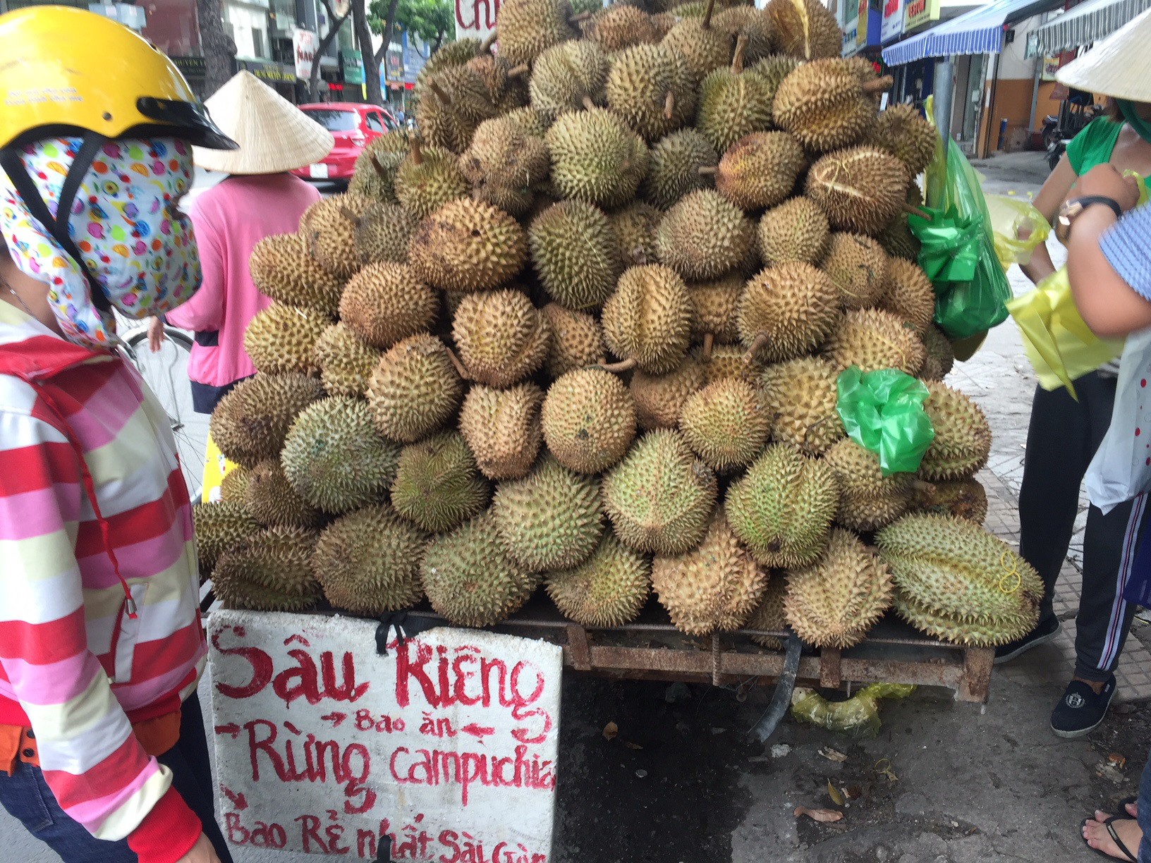 Sầu ri&ecirc;ng rừng Campuchia rao 10.000 đồng nhưng b&aacute;n tới 60.000 đồng/kg - Ảnh 1.