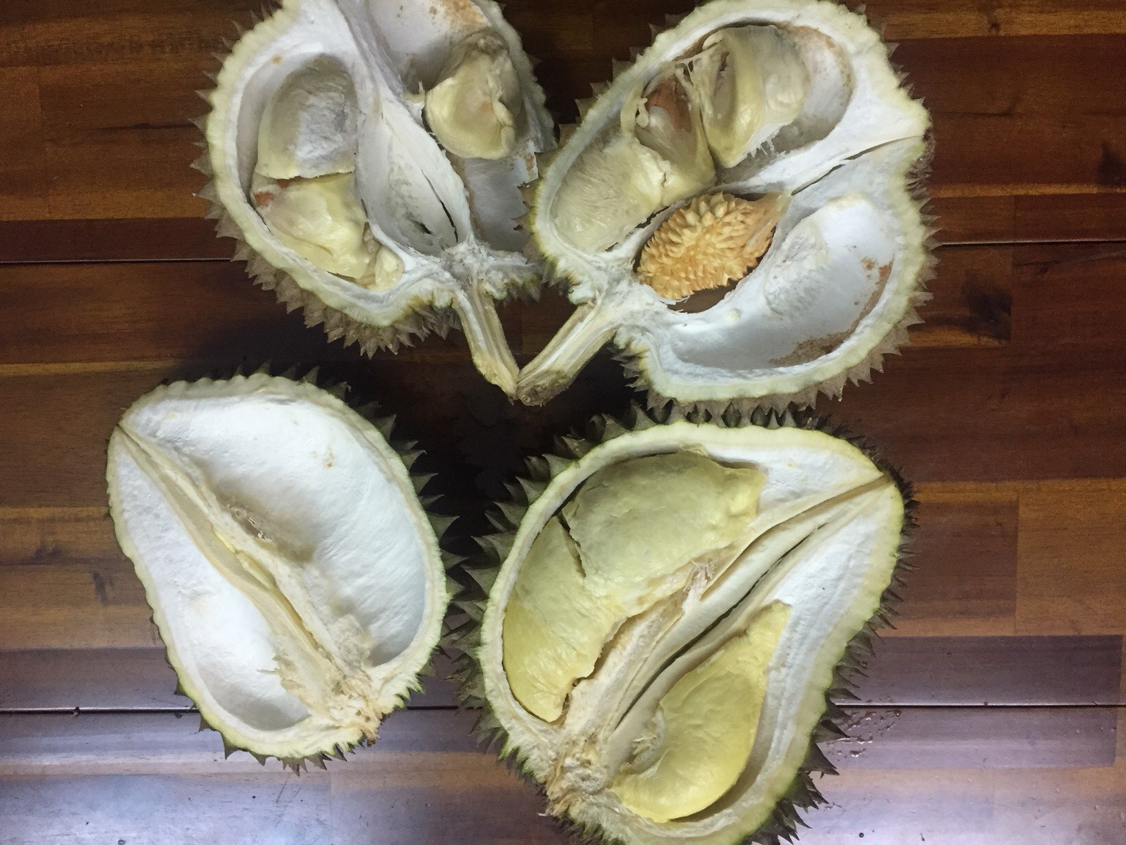 Sầu ri&ecirc;ng rừng Campuchia rao 10.000 đồng nhưng b&aacute;n tới 60.000 đồng/kg - Ảnh 2.