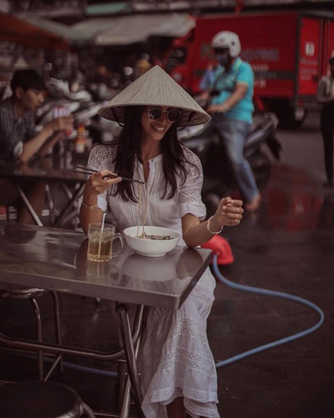H&agrave;nh tr&igrave;nh xuy&ecirc;n Việt của ch&aacute;u g&aacute;i tỉ ph&uacute; Anh - Ảnh 3.