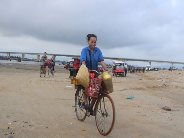 Mực, t&ocirc;m, c&aacute; k&eacute;o về biển Cồn G&ograve; l&uacute;c nửa đ&ecirc;m - Ảnh 10.