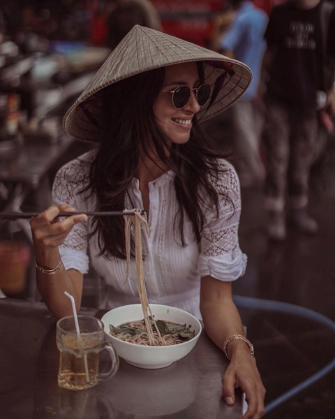 H&agrave;nh tr&igrave;nh xuy&ecirc;n Việt của ch&aacute;u g&aacute;i tỉ ph&uacute; Anh - Ảnh 4.