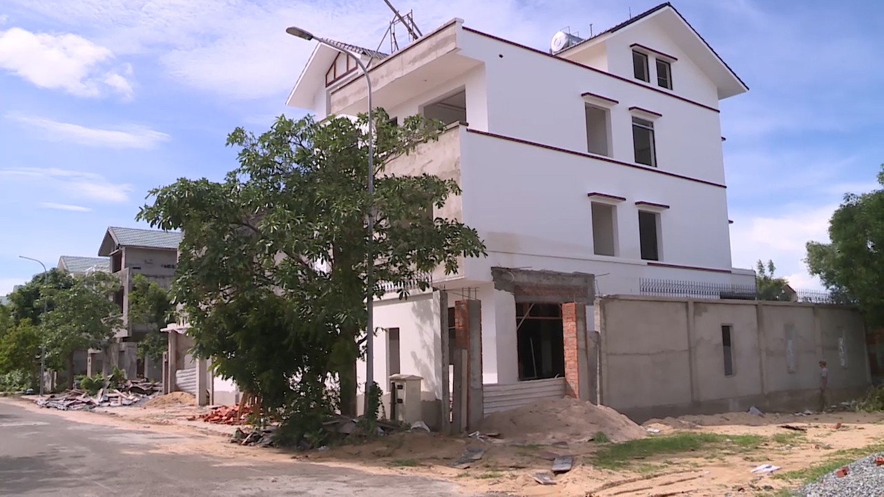 Gần 20 bảo vệ, vệ sĩ ngăn cản người d&acirc;n x&acirc;y biệt thự - Ảnh 1.
