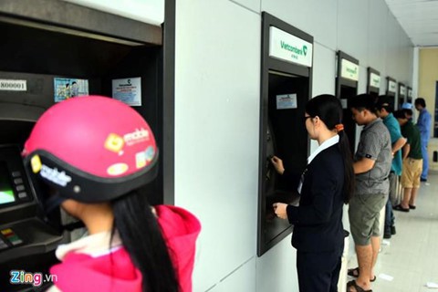 Ng&acirc;n h&agrave;ng thu bao nhi&ecirc;u tiền từ dịch vụ thanh to&aacute;n, tiền mặt? - Ảnh 1.