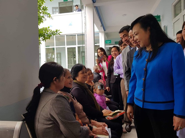 Bộ trưởng Nguyễn Thị Kim Tiến: Đến bệnh viện n&agrave;o t&ocirc;i cũng kiểm tra nh&agrave; vệ sinh - Ảnh 2.