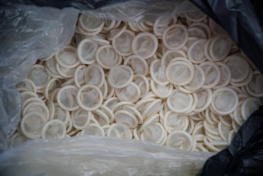 Ớn lạnh với hàng đống bao cao su giả ở TP HCM