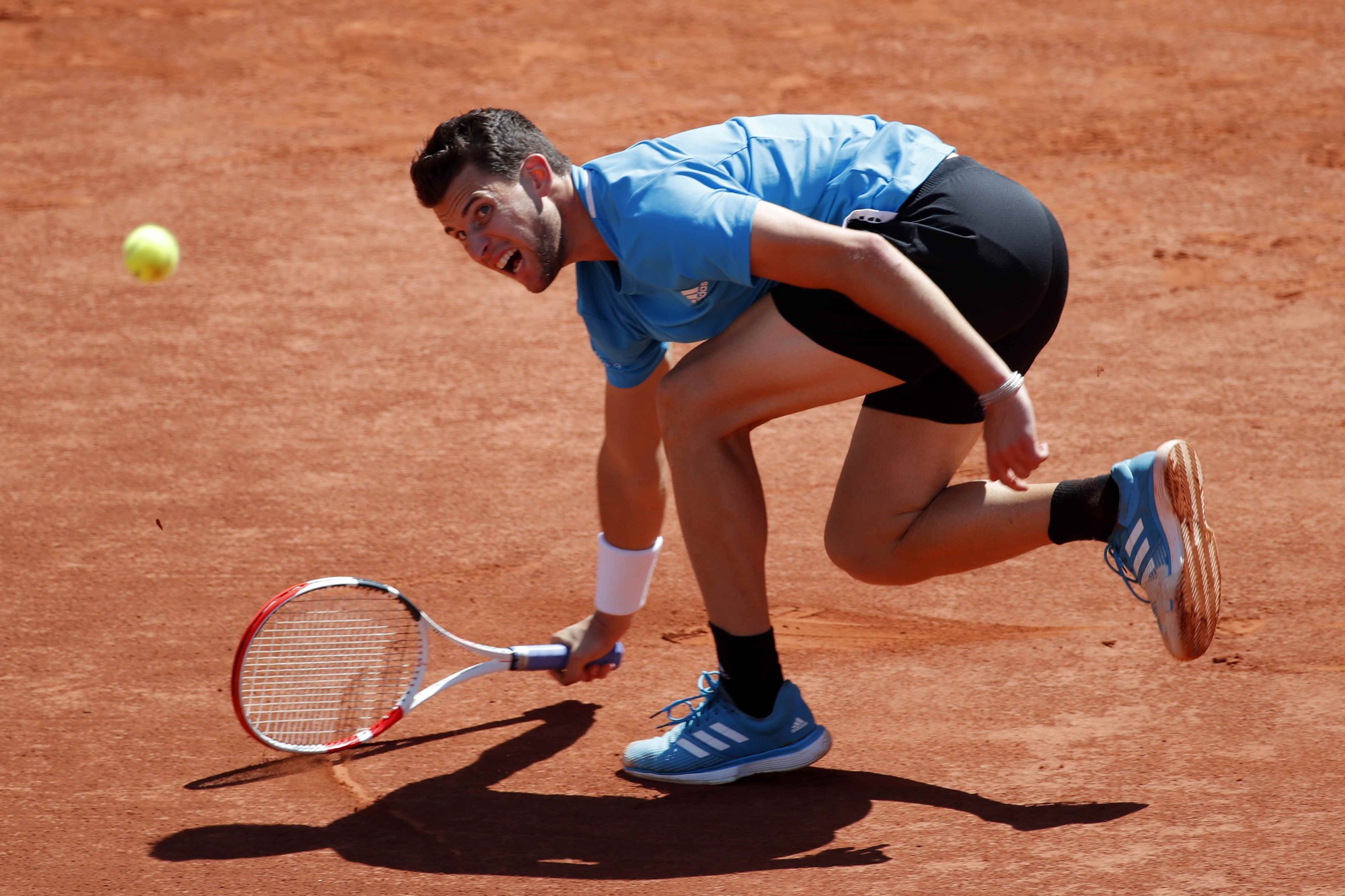 Clip b&aacute;n kết Roland Garros 2019: &Ocirc;ng trời cũng kh&ocirc;ng thể cứu được Djokovic - Ảnh 4.