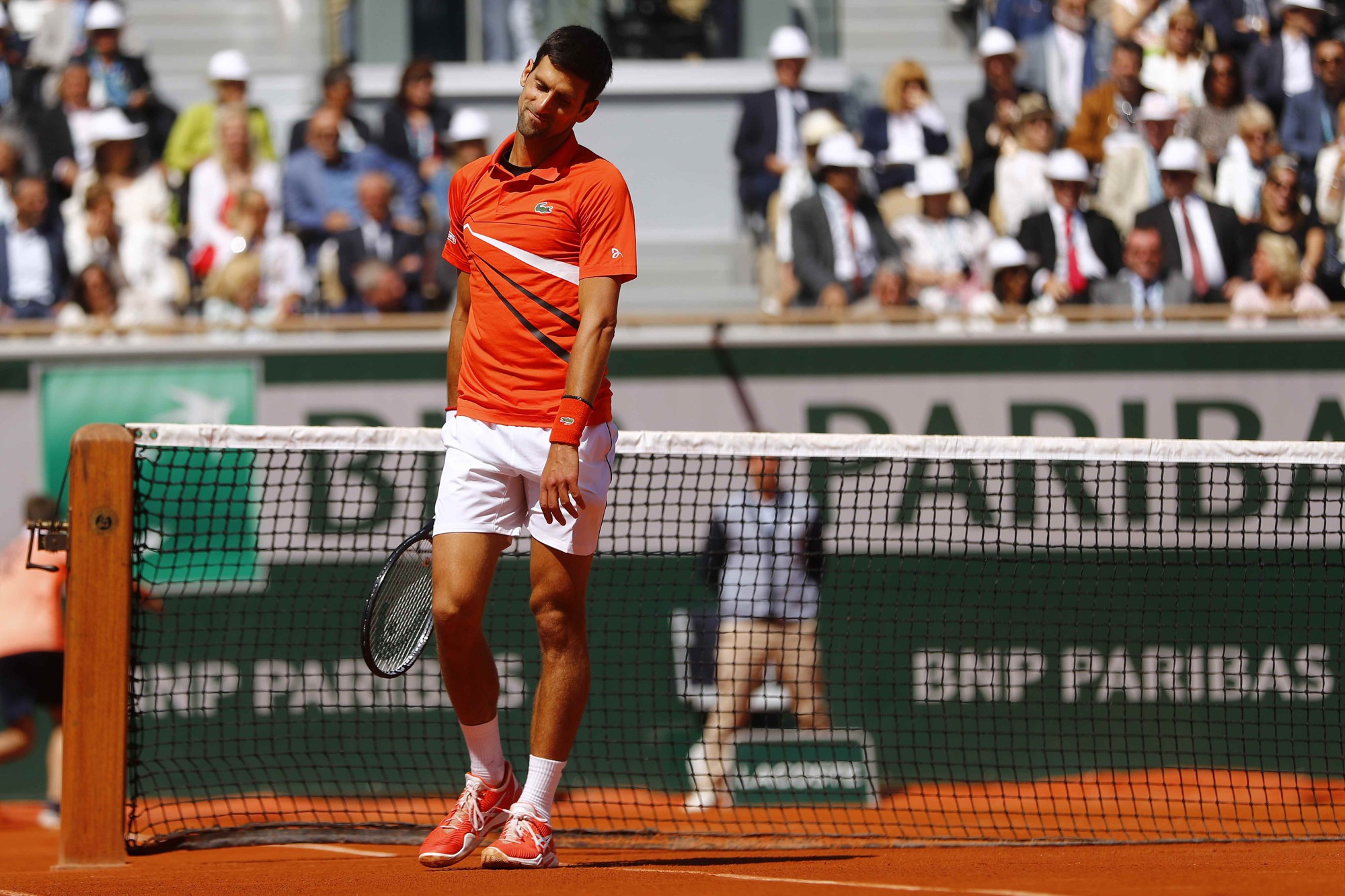 Clip b&aacute;n kết Roland Garros 2019: &Ocirc;ng trời cũng kh&ocirc;ng thể cứu được Djokovic - Ảnh 5.