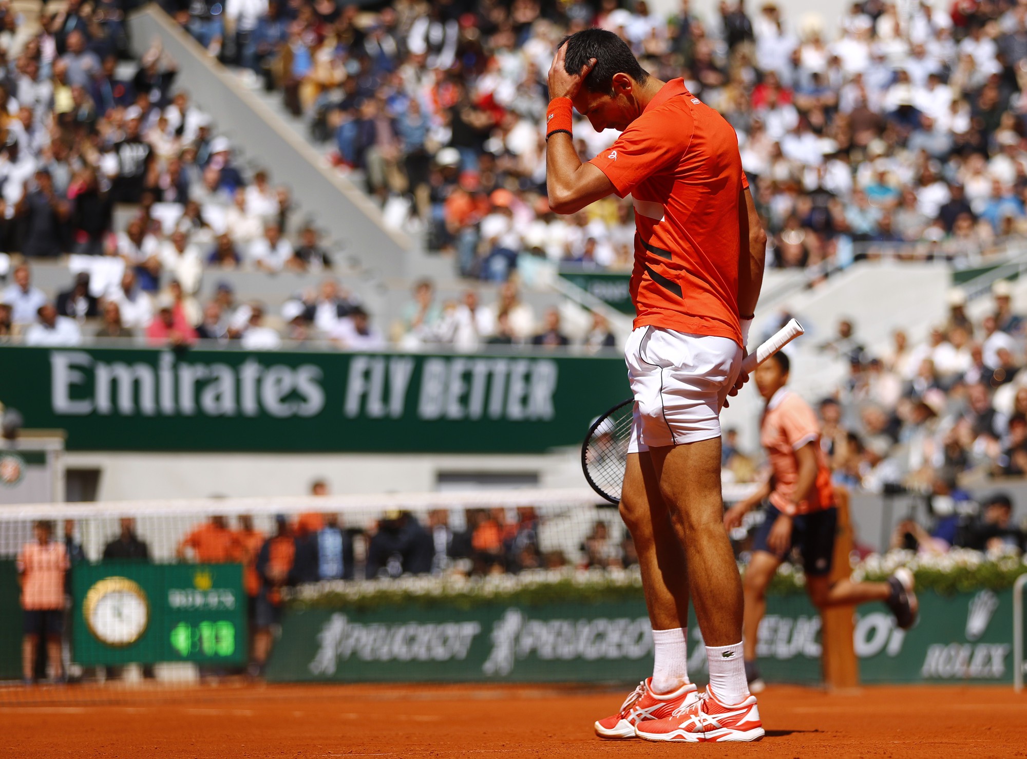 Clip b&aacute;n kết Roland Garros 2019: &Ocirc;ng trời cũng kh&ocirc;ng thể cứu được Djokovic - Ảnh 6.