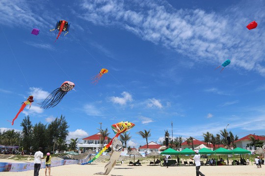 Ánh Tuyết, Mỹ Tâm biểu diễn tại Festival du lịch biển Tam Kỳ