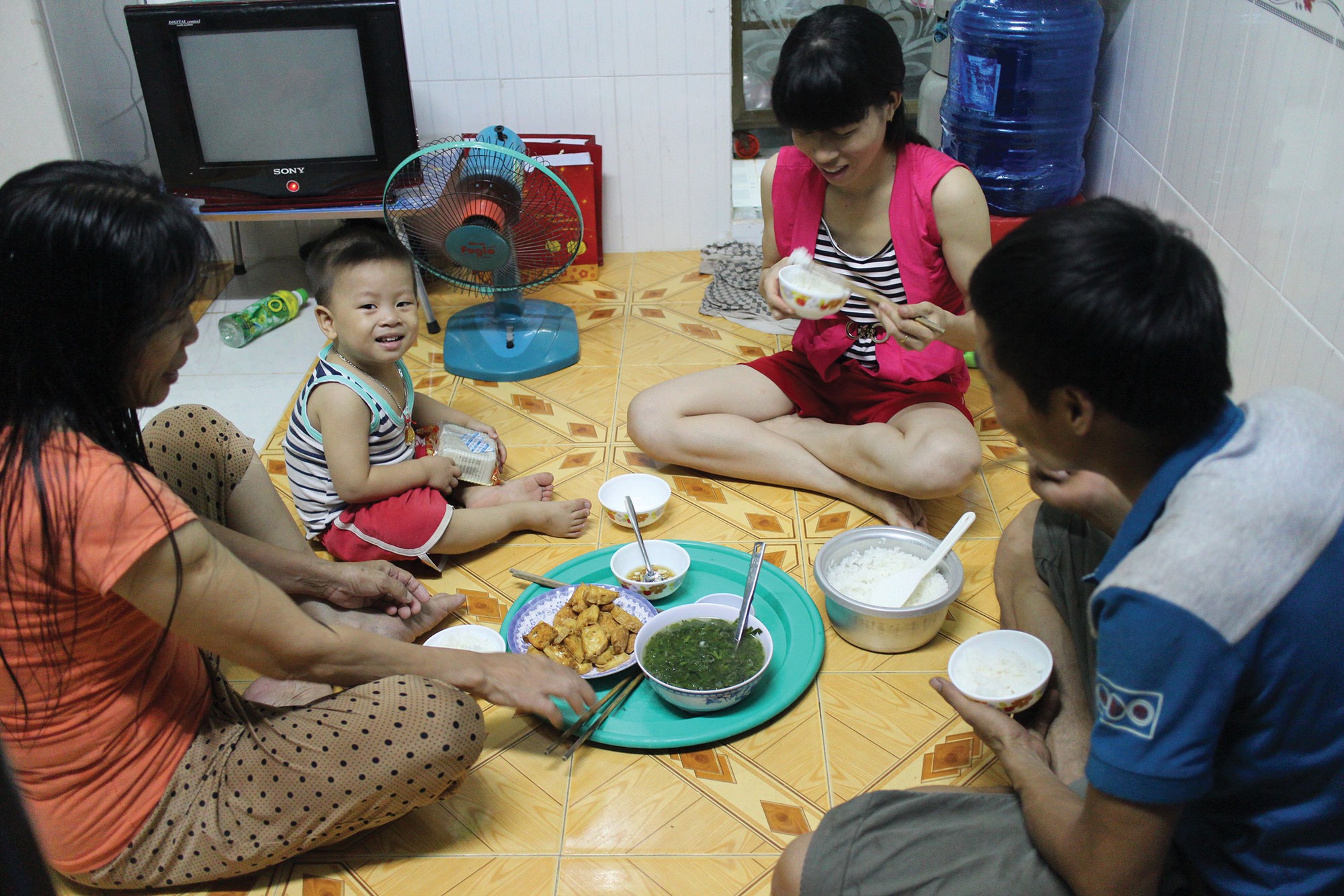 Công nhân thắt lưng buộc bụng