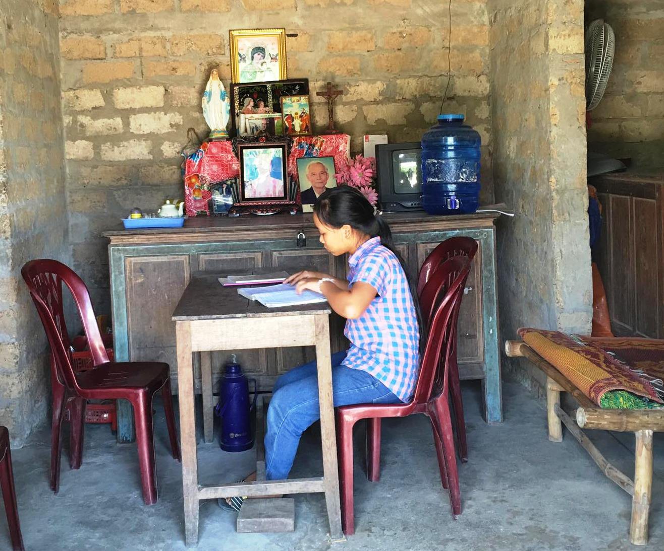 Nữ sinh Quảng B&igrave;nh quỳ gối kh&oacute;c xin thi lại m&ocirc;n Văn: Sở ưu &aacute;i v&agrave;o trường kh&ocirc;ng thi vẫn tr&uacute;ng tuyển? - Ảnh 3.