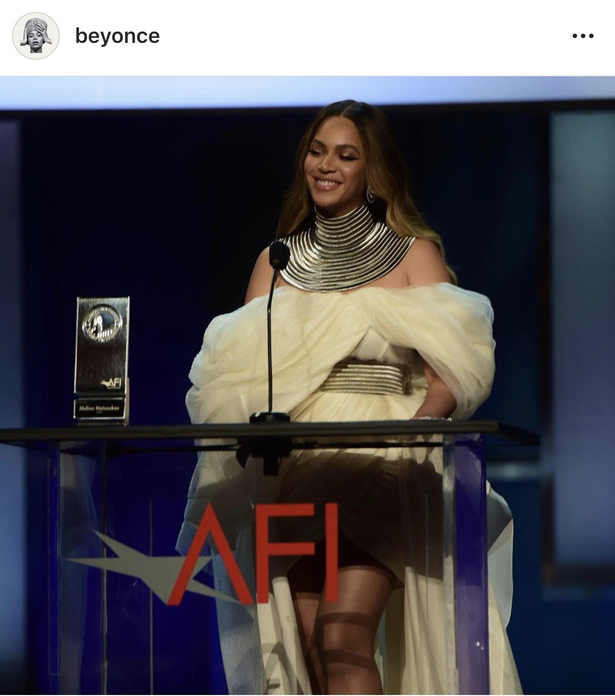 Si&ecirc;u sao Beyonce mặc đầm của nh&agrave; thiết kế trẻ Việt - Ảnh 4.