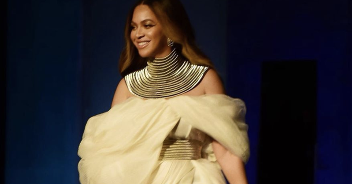 Siêu sao Beyonce mặc đầm của nhà thiết kế trẻ Việt